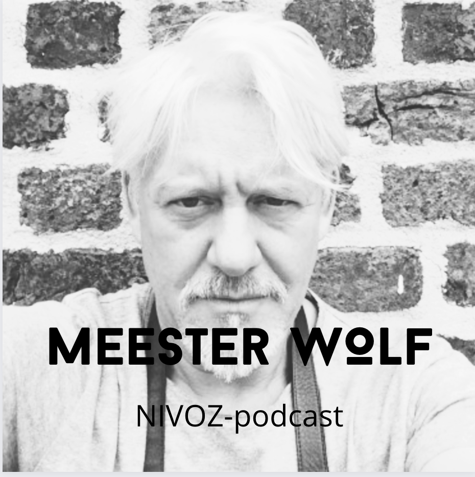 #95 Met meester Wolf, liggend op onze rug, in het Wereldmuseum: ‘Als je niet bereid bent om te gaan leren, ben je ook niet in staat om naar iemand anders te luisteren.’