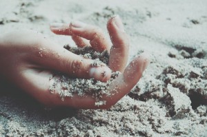 2015-06-Life-of-Pix-free-stock-photos-hand-sand-santalla