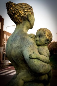 art-statue-child-mother